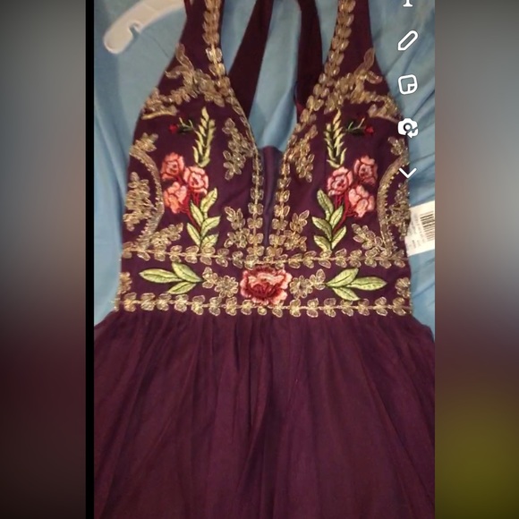 Wine colored homecoming dress, worn once. Size 5 but can fit as a 6 - Picture 2 of 3